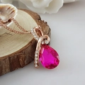 Collier en or rose avec cristal rose en forme de goutte et petits strass - Or Rouge Pourpre