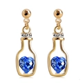 Elegante gouden oorbellen in flesvorm met diepblauwe hartkristal en witte kleine diamanten - Goud + Koningsblauw