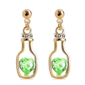 Creatieve gouden fles oorbellen met een groen kristallen hart en witte diamantaccenten - Goud + Fruitgroen