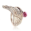 Anillo de ala en oro rosa con circonitas blancas y cristal rosa sobre fondo blanco - Oro & Rosa Fucsia