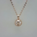 Elegante roségouden ketting met ronde zirkoon hanger en klassieke schroefpatronen - Schroefmotief Bolstijl / Roségoud