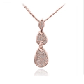 Elegante roségoldene Halskette mit dreistufigen Kristall-Wassertropfen-Anhängern und Zirkon - Roségoldene Halskette / Roségold
