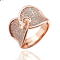 Eleganter roségoldener gedrehter Ring mit schimmernden Pavé-gesetzten Kristallsteinen - Roségold Ring / Roségold