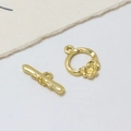 Nahaufnahme von goldfarbenem Blumen-Knebelverschluss für die DIY-Schmuckherstellung - Zarter Kleiner Blumen-Prägestil / Gold