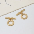 Makroaufnahme von vergoldetem Kronen-Tulpen-OT-Verschluss mit Hammerschlag-Textur für DIY - Vintage Hammerschlag-Textur-Stil / Gold