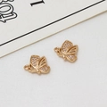 Détail macro du pendentif papillon doré avec micro-pavage de cristaux de zircone - Style Papillon 07 (12*14mm)