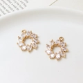 Macro-opname van vergulde kranshanger met zirkonia voor het maken van DIY-sieraden - Zirconia Bloemblad Krans Hanger (05#16*18mm)