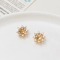 Vista macro de bases de pendientes de corona doradas con circonitas para montar perlas - 12mm / Estilo 04 (LF2814) / Pedido Mínimo de 2 Piezas / Dorado