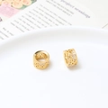 Perle floreali cave placcate in oro con zirconi su un piatto bianco decorativo - Stile pavé a petali traforati (07#10*6mm)