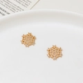Elegantes pendientes dorados de copo de nieve con circonitas sobre bandeja de cerámica blanca - 12mm / Estilo 03 (LF2814) / Pedido Mínimo de 2 Piezas / Dorado