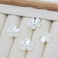 Vista detallada de cuatro cuentas de flores blancas de cinco pétalos para bisutería DIY - 01# Flor de Cinco Pétalos / 50 Piezas (15mm) / Blanco perla