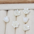 Detalle de seis cuentas de flores de lirio de los valles acrílicas para joyería artesanal - 02# Flor de Campana de Viento / 50 Piezas (8x10mm) / Blanco perla
