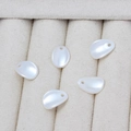 Vista detallada de cinco cuentas acrílicas blancas brillantes para crear joyas artesanales - 04# Hoja / 50 Unidades/Paquete (8x12mm) / Blanco perla