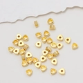 Vue macro de perles d'espacement triangulaires plaquées or pour bijoux DIY - Style Petits Fragments Or (LF2855) / 4mm / Or