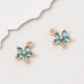 Detailansicht von zwei blauen Blumenanhängern mit Goldfassung für DIY-Schmuckherstellung - 8*10mm / Aquablau