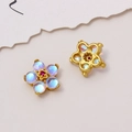 Makroaufnahme blauer Opalblumen-Perlen mit Goldfuß für DIY-Schmuckherstellung - Stil 01# Sechsblättrige Blume (LF2864) / 1 Stück/Packung (15mm) / Irisierendes Blau