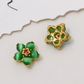 Makroaufnahme der fünfblättrigen Blütenperle mit grünen Katzenaugen und Goldrahmen - Stil 02# Fünfblättrige Blume (LF2864)
