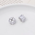 Primer plano de pendientes de circonita cúbica en un plato de cerámica blanca de estilo zen - 07# Estilo Cúbico Plateado