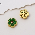 Detailansicht der vergoldeten Kleeblatt-Anhänger mit grünem Emaille für DIY-Schmuckherstellung - Stil 03# Vierblättriges Kleeblatt (LF2864) / 1 Stück (12mm) / Smaragdgrün