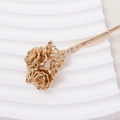 Dettaglio di un fermaglio per capelli a fiori in metallo dorato su sfondo bianco - Stile Peonia
