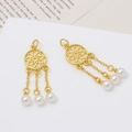 Vista detallada de colgantes de flor hueca dorada con borlas de perlas para joyería DIY - Atrapasueños de Perla Artificial (01#) / 14*39mm / Dorado