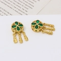 Detalle de cuentas atrapasueños doradas con piedras verdes y colgantes de hoja - Atrapasueños de Strass Verde (04#) / 12*23mm / Dorado