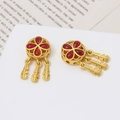 Detalle de pendientes de atrapasueños dorados con piedras rojas y plumas metálicas - Atrapasueños de Strass Rojo (05#) / 12*23mm / Dorado