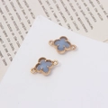 Lichtblauwe klavertje vier connector met gouden kralenrand en dubbele lussen voor DIY-sieraden - Eenheidsprijs / Imitatie Jadeblauw