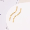 Dettaglio macro di perline a tubo curvo a S placcate in oro con trama sfaccettata a diamante - Tubo Curvo a S / 1.5*30mm / Oro 18K