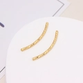 Detailansicht vergoldeter S-förmiger Röhrchen mit diamantgeschliffener facettierter Textur - C-Form Gebogenes Rohr / 1.5*25mm / 18K-Gold
