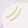 Makroansicht der 18K vergoldeten S-förmigen gebogenen Perlen mit diamantgeschliffenem Muster - C-Form Gebogenes Rohr / 1.5*30mm / 18K-Gold