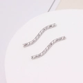 Dettaglio dei connettori per gioielli in metallo argentato a forma di S con superficie sfaccettata - Tubo Curvo a S / 1.5*20mm / Oro Bianco