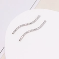 Makro-Detail von silbernen S-förmig facettierten Metallröhren für DIY-Schmuckherstellung - S-Förmiges Gebogenes Rohr / 1.5*30mm / Weißgold