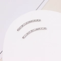 Makroansicht der 18K vergoldeten S-förmigen Rohrperlen mit diamantgeschliffener Oberfläche - C-Form Gebogenes Rohr / 1.5*20mm / Weißgold