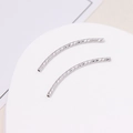 Detailaufnahme von zwei diamantgeschliffenen S-förmigen gebogenen Perlen aus 18K Gold - C-Form Gebogenes Rohr / 1.5*30mm / Weißgold