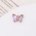 Détail d'un pendentif papillon en cristal violet avec dorure et zircons blancs - Mauve Clair