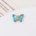 Macro d'un pendentif papillon en cristal bleu clair doré avec zircons cubiques - Bleu lac