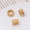 Detalle de tres dijes calados bañados en oro con pequeñas perlas para manualidades - Encaje Calado Perla Artificial Cilindro (04#9mm)