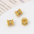 Vista detallada de espaciadores dorados calados con piedras rosas y verdes para joyería - Pétalo Calado Diamante de Imitación Rosa y Verde (06#6mm)