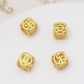 Vue macro de quatre breloques cubes dorés évidés avec caractères chinois porte-bonheur - Style Paix et Joie (06# Paix et Joie 8mm)