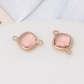 Détail macro de pendentifs en cristal rose avec doubles anneaux dorés pour bijoux DIY - Champagne