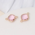 Détail de connecteurs carrés en cristal rose avec cadre doré pour bijoux DIY - Rose