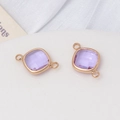 Détail macro de connecteurs carrés en cristal lavande et monture dorée rose pour bijoux - Mauve Clair