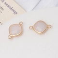 Détail macro de breloques en cristal rose facetté avec cadre doré pour bijoux faits main - Faux Jade Blanc