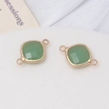 Gros plan de connecteurs carrés en cristal vert doré pour la création de bijoux DIY - Imitation Jade Vert Clair