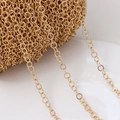 Primer plano de cadena dorada en forma de O en un carrete para materiales de joyería - Cadena de Círculo 5mm
