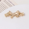 Détail macro du connecteur nœud doré 14K avec zircons pavés pour bijoux DIY - Style Nœud Pavé de Diamants (05#15*38mm)