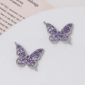 Vista macro de colgantes de mariposa huecos 14K con gemas violetas para joyería artesanal - Tono Plateado Mariposa Púrpura