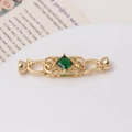 Vue macro du fermoir magnétique en or 14K avec zircon vert carré et filigrane vintage - Style Émeraude Magnétique (11#10*42mm)
