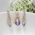 Lavendelfarbenes Kristall-Schmuckset mit Wassertropfen-Anhänger und Ohrringen auf Porzellan - Gold + Hellamethyst